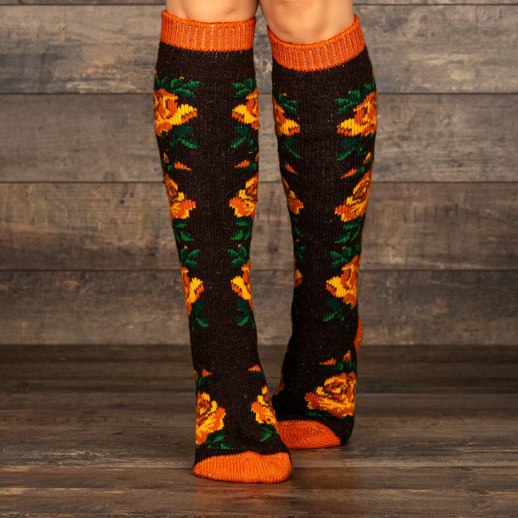 Cálidos calcetines de lana hasta la rodilla, en marrón oscuro, naranja y verde oscuro.