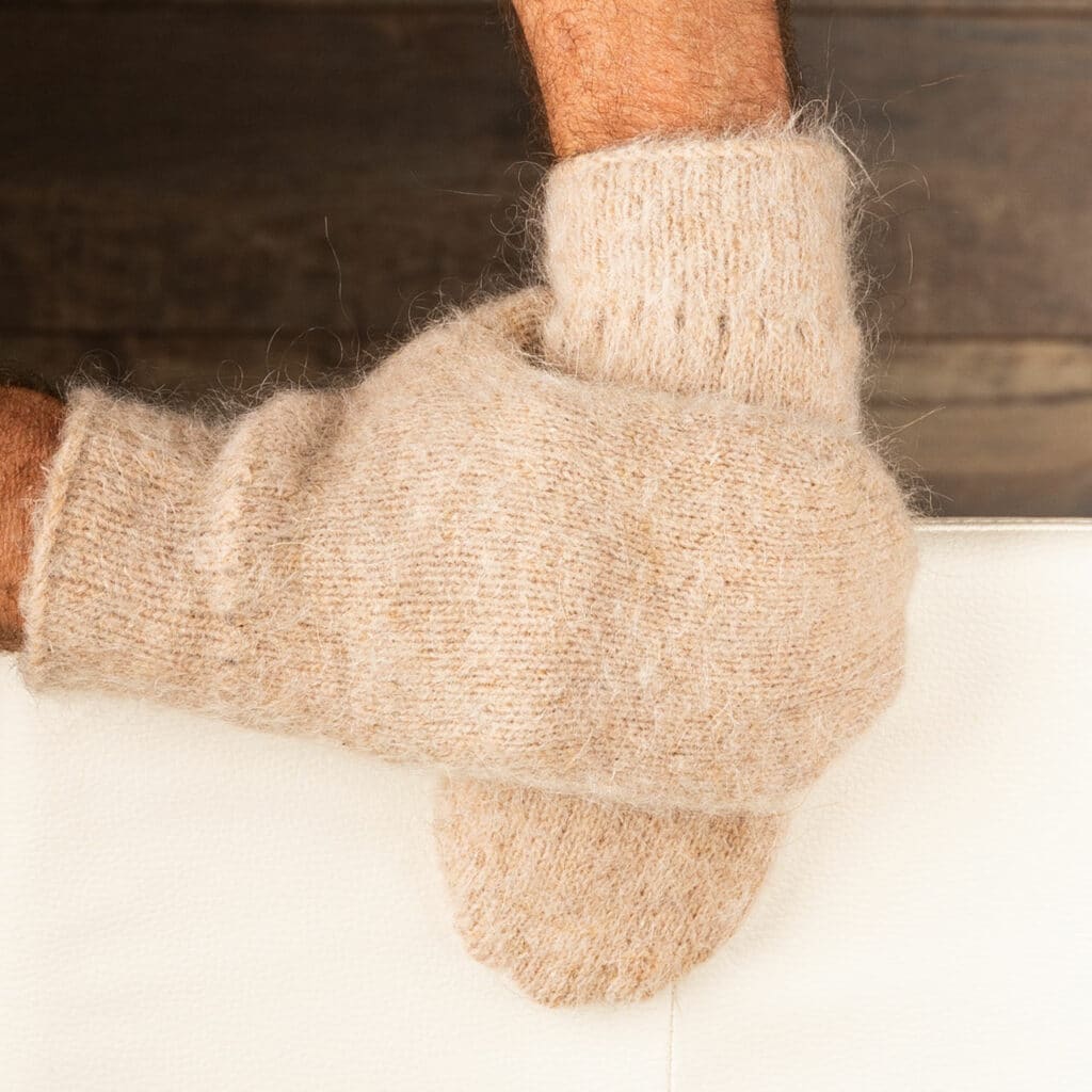Bonitas y cálidas manoplas de lana de cabra para hombre en color beige. ¡Manoplas cálidas para hombre en tallas grandes! Fabricado con esmero a partir de pura lana de cabra. Manos maravillosamente calientes, incluso con mal tiempo. ¡Estas manoplas son pura naturaleza! Sientes la artesanía y la calidad cuando los tienes en tus manos. La lana de cabra proporciona calor adicional y un efecto transpirable, manteniendo así las manos a la temperatura deseada. ¡Gran regalo para cumpleaños o vacaciones!