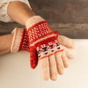 Preciosos guantes de cálida lana en rosa salmón y naranja, con bonito motivo de muñeca. Guantes cálidos para los amantes de los colores. Estos guantes están tejidos con pura lana de oveja. Si de verdad quieres mimar tus manos, estos guantes calentitos te vendrán como anillo al dedo. Sientes la artesanía y la calidad cuando los tienes en tus manos. Estos guantes son pura naturaleza. La lana de oveja es transpirable y aislante por naturaleza. ¡Gran regalo para cumpleaños o vacaciones!