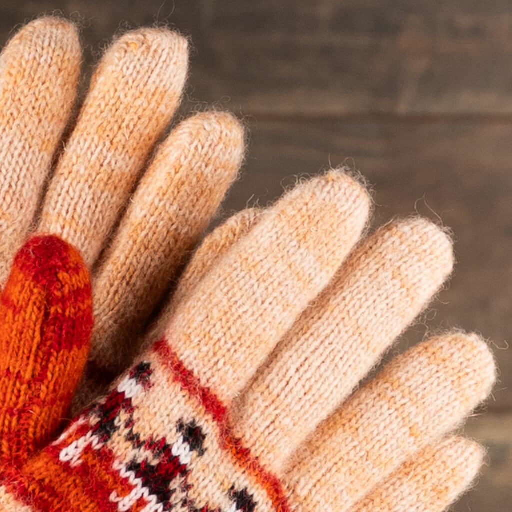 Preciosos guantes de cálida lana en rosa salmón y naranja, con bonito motivo de muñeca. Guantes cálidos para los amantes de los colores. Estos guantes están tejidos con pura lana de oveja. Si de verdad quieres mimar tus manos, estos guantes calentitos te vendrán como anillo al dedo. Sientes la artesanía y la calidad cuando los tienes en tus manos. Estos guantes son pura naturaleza. La lana de oveja es transpirable y aislante por naturaleza. ¡Gran regalo para cumpleaños o vacaciones!