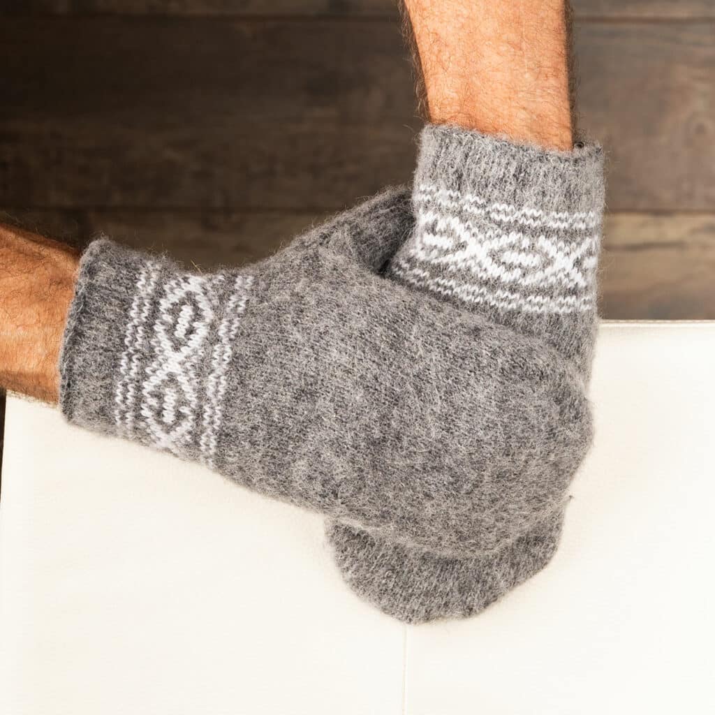 Bonitas manoplas de lana cálida para hombre en gris oscuro con bonito motivo en blanco. ¡Manoplas cálidas para hombre en tallas grandes! Fabricado con esmero a partir de pura lana de oveja. Manos maravillosamente calientes, incluso con mal tiempo. ¡Estas manoplas son pura naturaleza! Sientes la artesanía y la calidad cuando los tienes en tus manos. La lana de oveja proporciona calor adicional y un efecto transpirable, manteniendo así las manos a la temperatura deseada. ¡Gran regalo para cumpleaños o vacaciones!