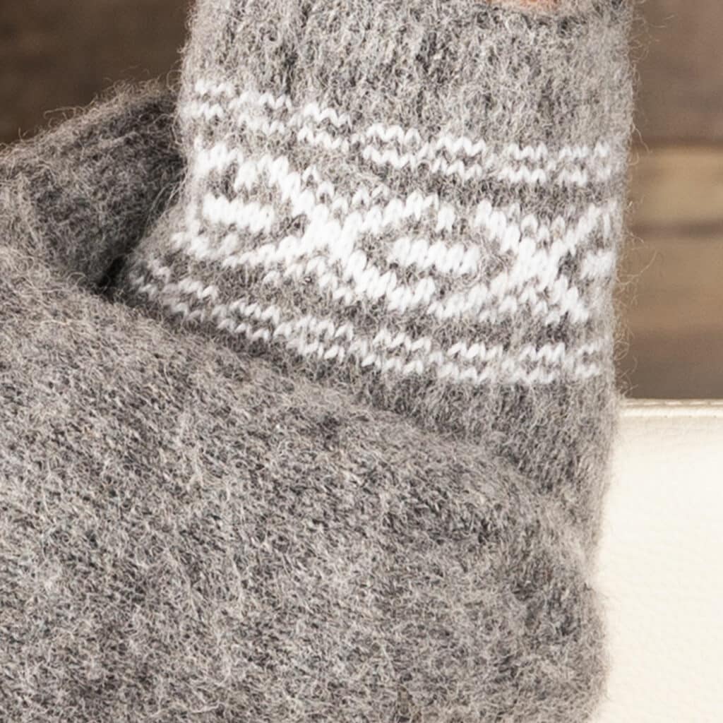Bonitas manoplas de lana cálida para hombre en gris oscuro con bonito motivo en blanco. ¡Manoplas cálidas para hombre en tallas grandes! Fabricado con esmero a partir de pura lana de oveja. Manos maravillosamente calientes, incluso con mal tiempo. ¡Estas manoplas son pura naturaleza! Sientes la artesanía y la calidad cuando los tienes en tus manos. La lana de oveja proporciona calor adicional y un efecto transpirable, manteniendo así las manos a la temperatura deseada. ¡Gran regalo para cumpleaños o vacaciones!