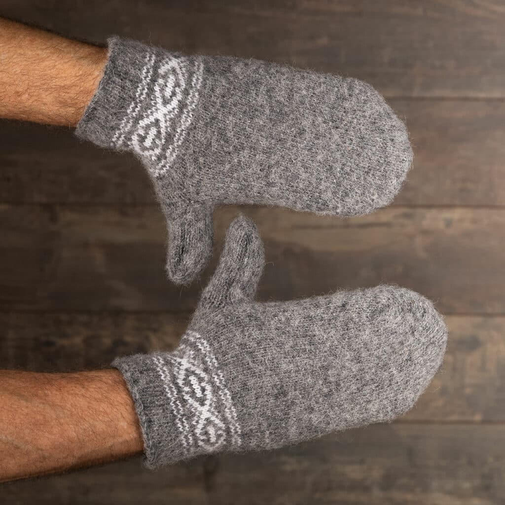 Bonitas manoplas de lana cálida para hombre en gris oscuro con bonito motivo en blanco. ¡Manoplas cálidas para hombre en tallas grandes! Fabricado con esmero a partir de pura lana de oveja. Manos maravillosamente calientes, incluso con mal tiempo. ¡Estas manoplas son pura naturaleza! Sientes la artesanía y la calidad cuando los tienes en tus manos. La lana de oveja proporciona calor adicional y un efecto transpirable, manteniendo así las manos a la temperatura deseada. ¡Gran regalo para cumpleaños o vacaciones!