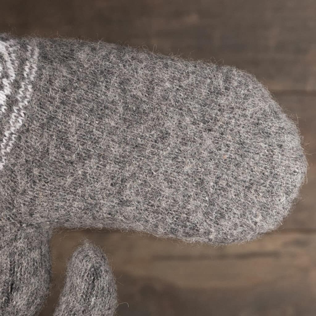 Bonitas manoplas de lana cálida para hombre en gris oscuro con bonito motivo en blanco. ¡Manoplas cálidas para hombre en tallas grandes! Fabricado con esmero a partir de pura lana de oveja. Manos maravillosamente calientes, incluso con mal tiempo. ¡Estas manoplas son pura naturaleza! Sientes la artesanía y la calidad cuando los tienes en tus manos. La lana de oveja proporciona calor adicional y un efecto transpirable, manteniendo así las manos a la temperatura deseada. ¡Gran regalo para cumpleaños o vacaciones!