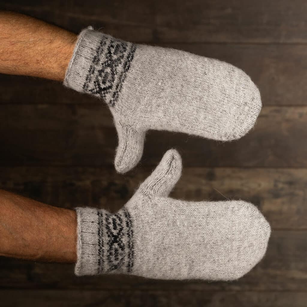 Preciosas manoplas de lana cálida para hombre en gris con bonito motivo en negro. ¡Manoplas cálidas para hombre en tallas grandes! Fabricado con esmero a partir de pura lana de oveja. Manos maravillosamente calientes, incluso con mal tiempo. ¡Estas manoplas son pura naturaleza! Sientes la artesanía y la calidad cuando los tienes en tus manos. La lana de oveja proporciona calor adicional y un efecto transpirable, manteniendo así las manos a la temperatura deseada. ¡Gran regalo para cumpleaños o vacaciones!