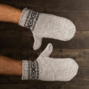 Preciosas manoplas de lana cálida para hombre en gris con bonito motivo en negro. ¡Manoplas cálidas para hombre en tallas grandes! Fabricado con esmero a partir de pura lana de oveja. Manos maravillosamente calientes, incluso con mal tiempo. ¡Estas manoplas son pura naturaleza! Sientes la artesanía y la calidad cuando los tienes en tus manos. La lana de oveja proporciona calor adicional y un efecto transpirable, manteniendo así las manos a la temperatura deseada. ¡Gran regalo para cumpleaños o vacaciones!
