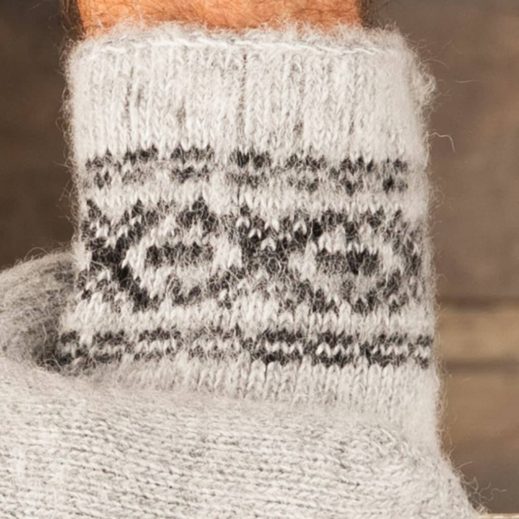 Preciosas manoplas de lana cálida para hombre en gris con bonito motivo en negro. ¡Manoplas cálidas para hombre en tallas grandes! Fabricado con esmero a partir de pura lana de oveja. Manos maravillosamente calientes, incluso con mal tiempo. ¡Estas manoplas son pura naturaleza! Sientes la artesanía y la calidad cuando los tienes en tus manos. La lana de oveja proporciona calor adicional y un efecto transpirable, manteniendo así las manos a la temperatura deseada. ¡Gran regalo para cumpleaños o vacaciones!