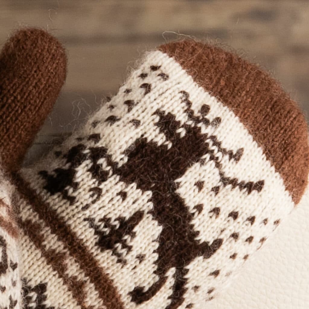 Cálidas manoplas de lana en marrón oscuro y crudo, con alegre motivo de ciervo.